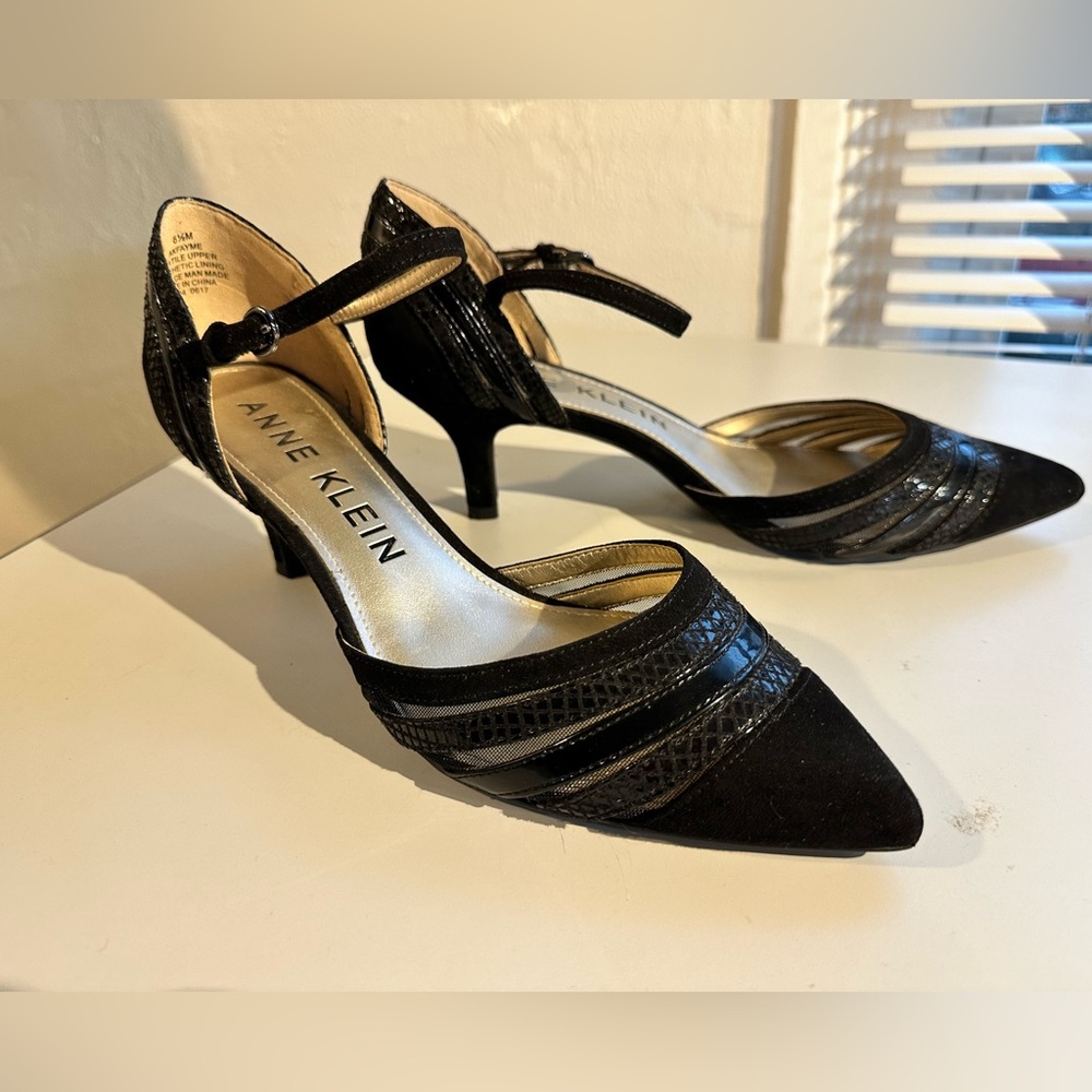 Great condition size 8.5 Anne Klein black suede low heel dress shoe.